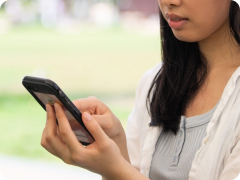 電話をかける女性の写真